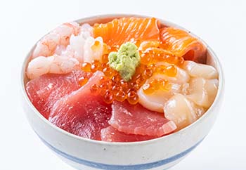 とと丸5色丼 鮪・サーモン・ホタテ・鯛・いくら